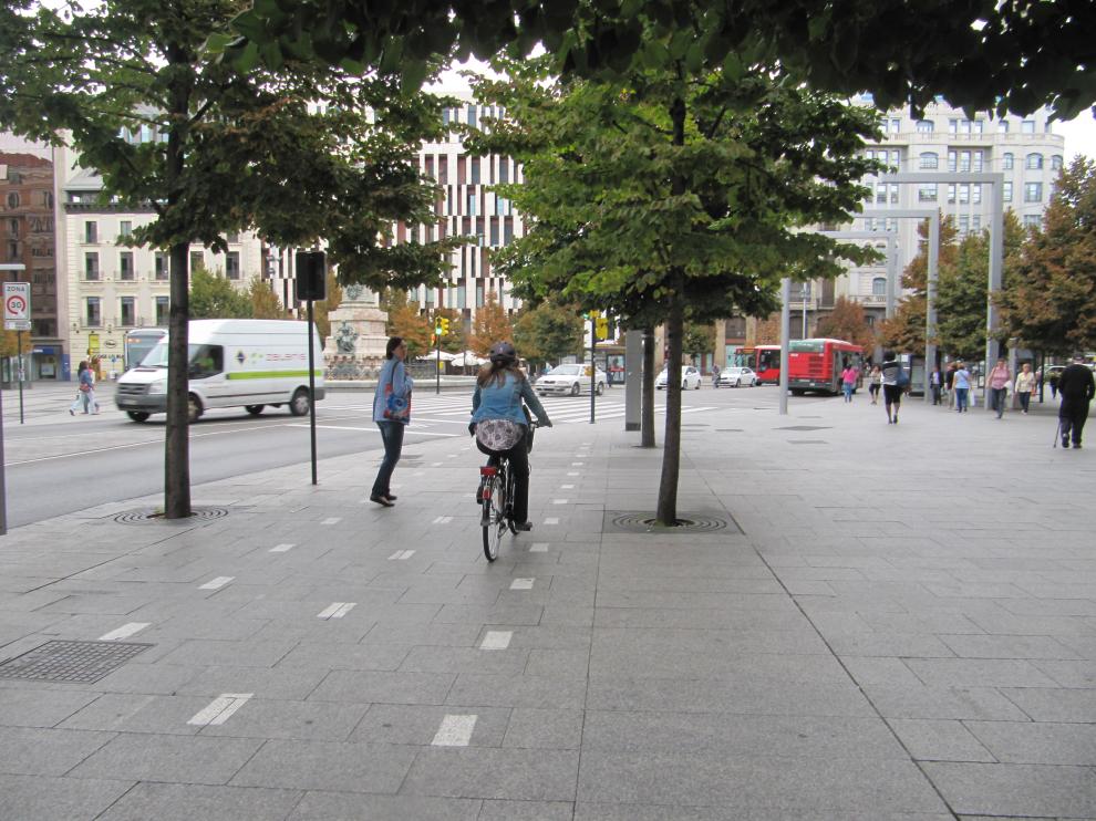 Una ciclista, este martes en la acera de Independencia