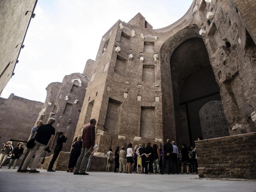 Un grupo de turistas realiza una visita guiada a las Termas de Diocleciano