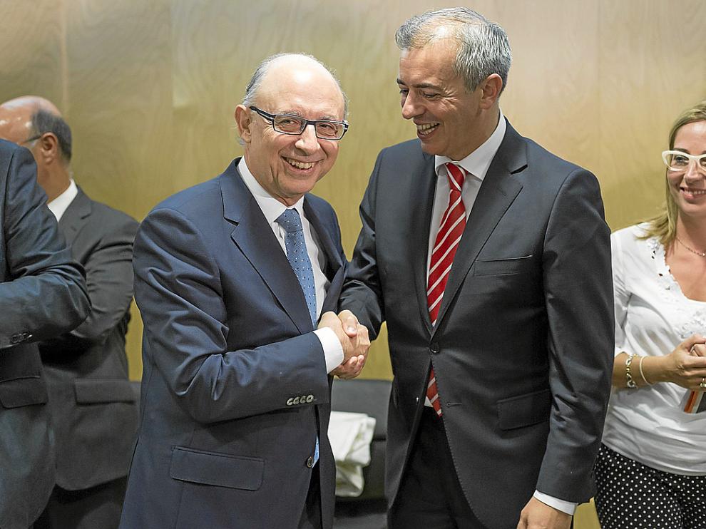 Montoro (izda.) y Campoy se saludan en el último Consejo de Política Fiscal y Financiera, en julio.