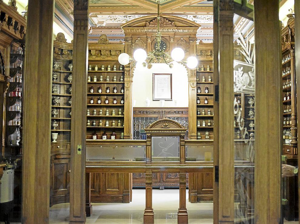 La farmacia Ríos de Zaragoza, tal cual era en 1895, se conserva en el Hospital Provincial, con sus frascos de cristal originales (algunos todavía contienen ingredientes) y su decoración en madera.