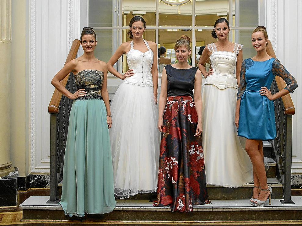 Martha Peters, en el centro, con cuatro de los diseños de novia y fiesta que presentó en el Gran Hotel.