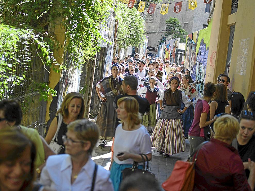 Los joteros se abrieron paso por las abarrotadas calles del Casco Histórico.
