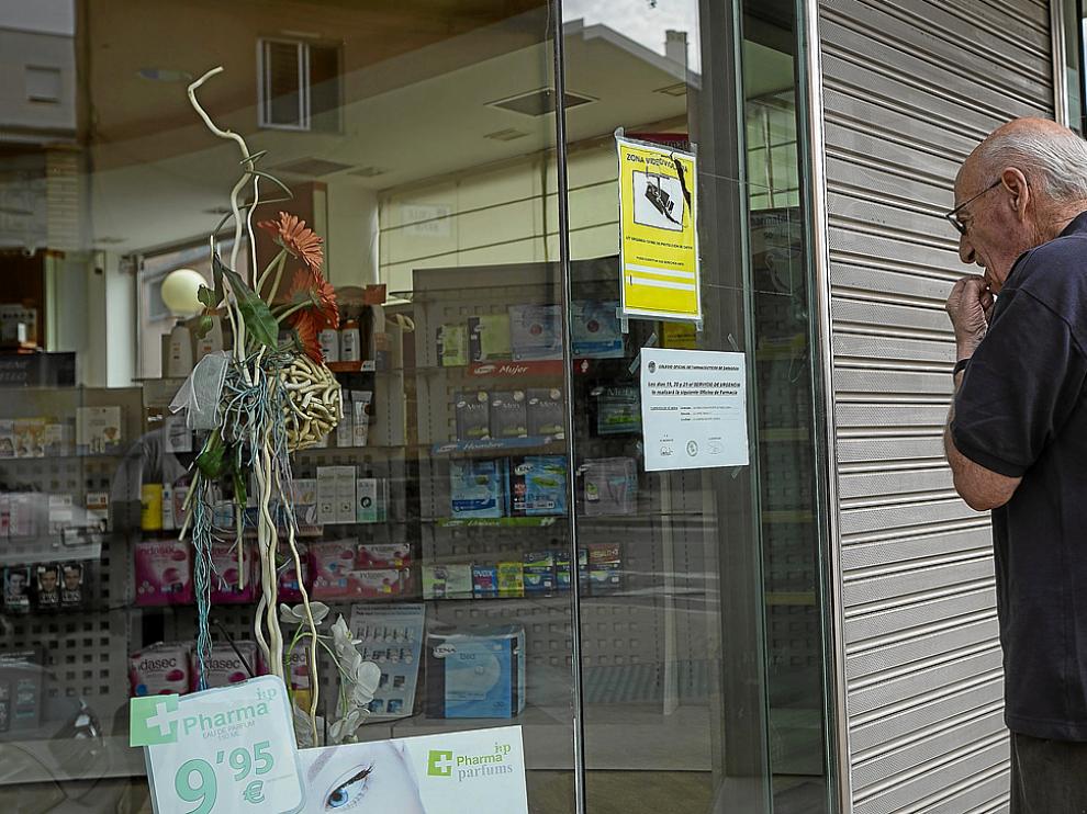 Farmacia de Fuentespalda precintada por la Guardia Civil.