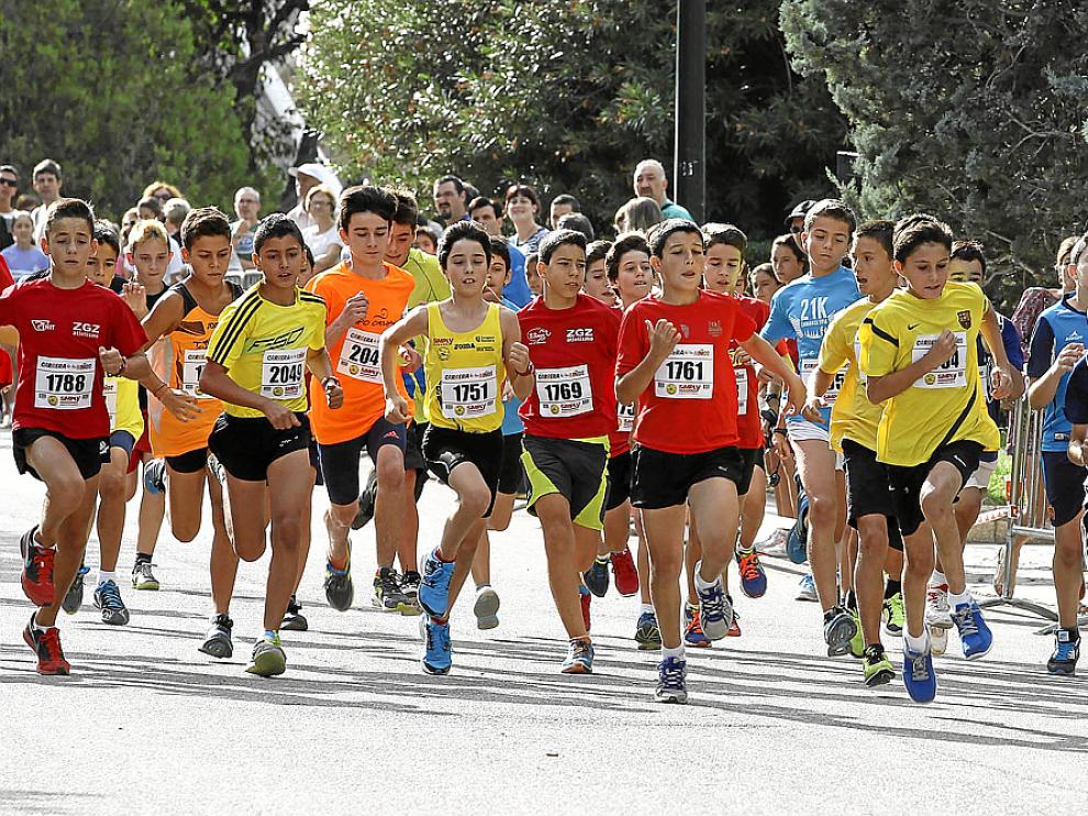 Decenas de jóvenes toman la salida en una de las categorías masculinas de la jornada.