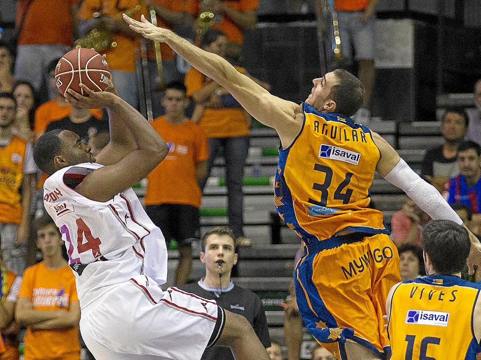 Marcus Landry lanza ante la oposición de Pablo Aguilar durante el partido de ayer.