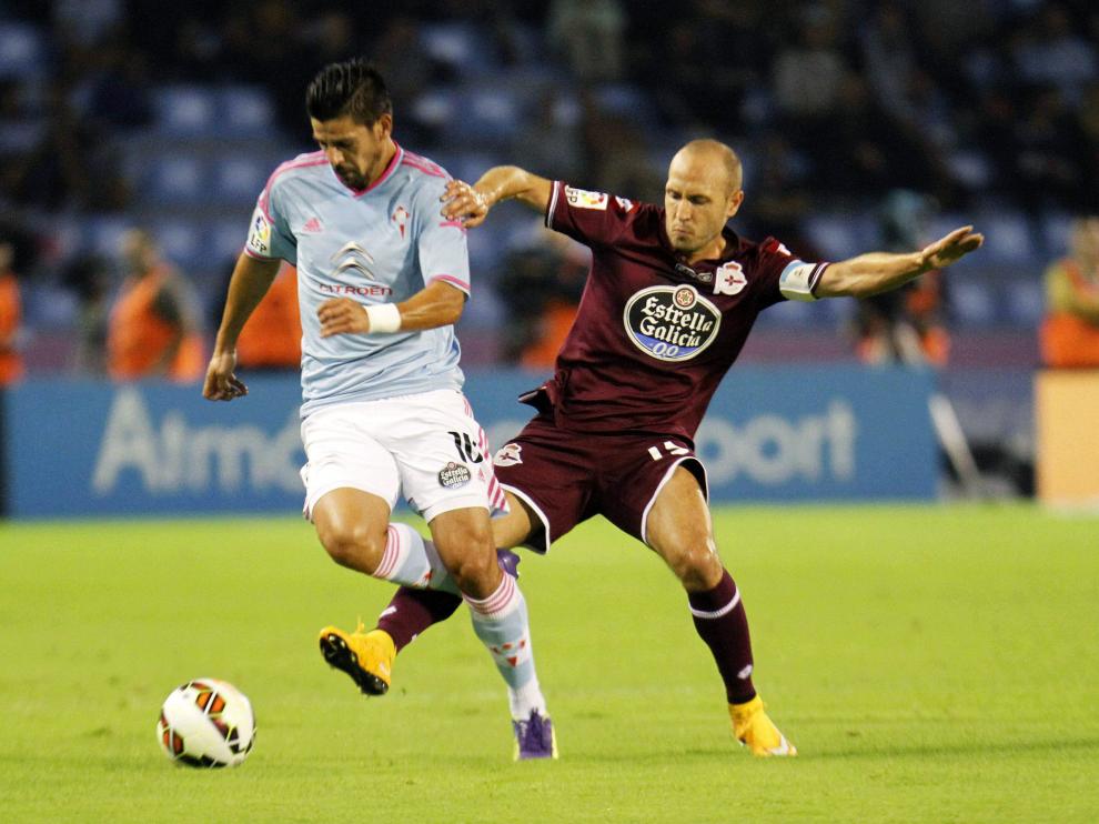 Nolito controla un balón ante Laure.