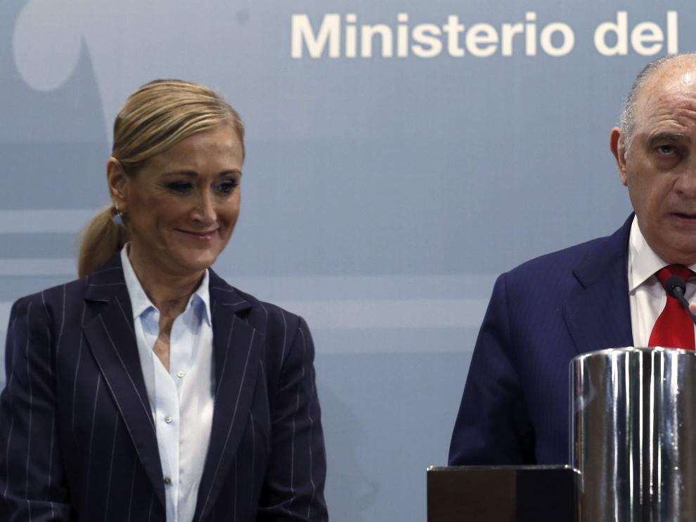 La delegada del Gobierno, Cristina Cifuentes, junto al ministro del Interior