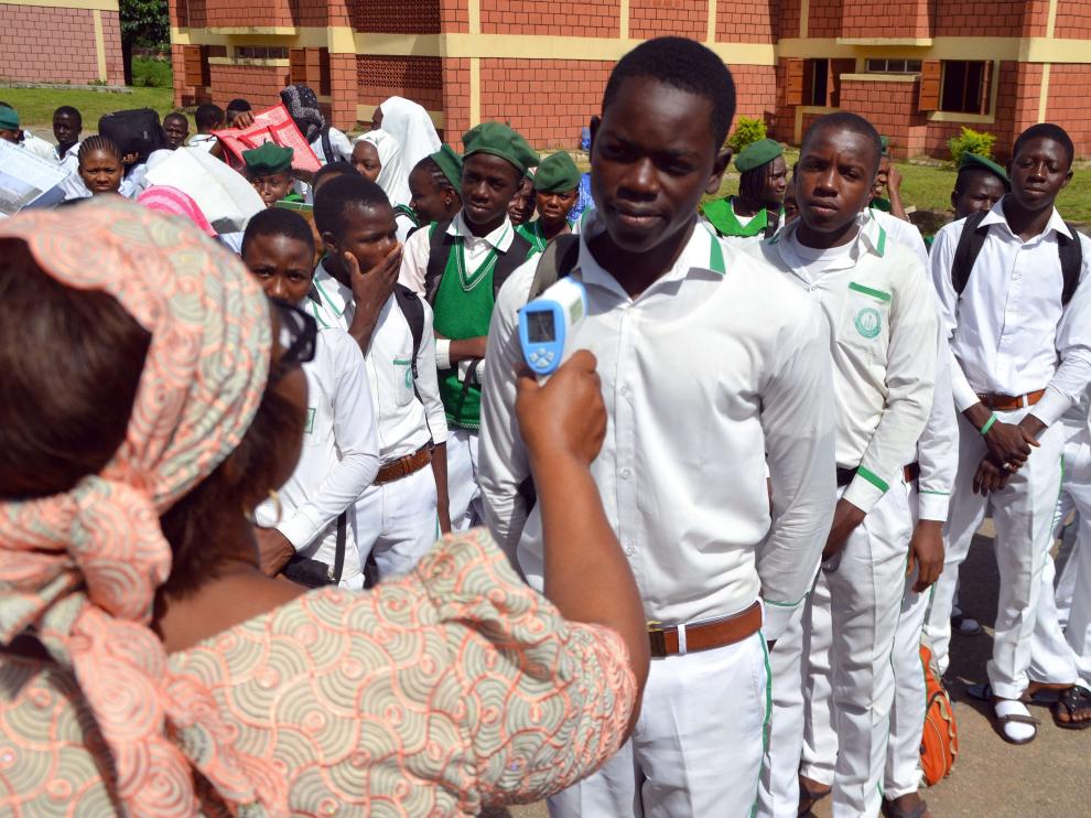 Escolares nigerianos son examinados a la vuelta de las vacaciones.