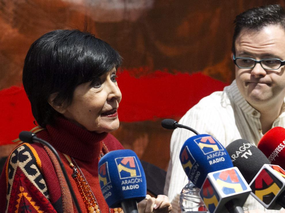Concha Velasco junto al actor que interpreta a su hijo en la obra