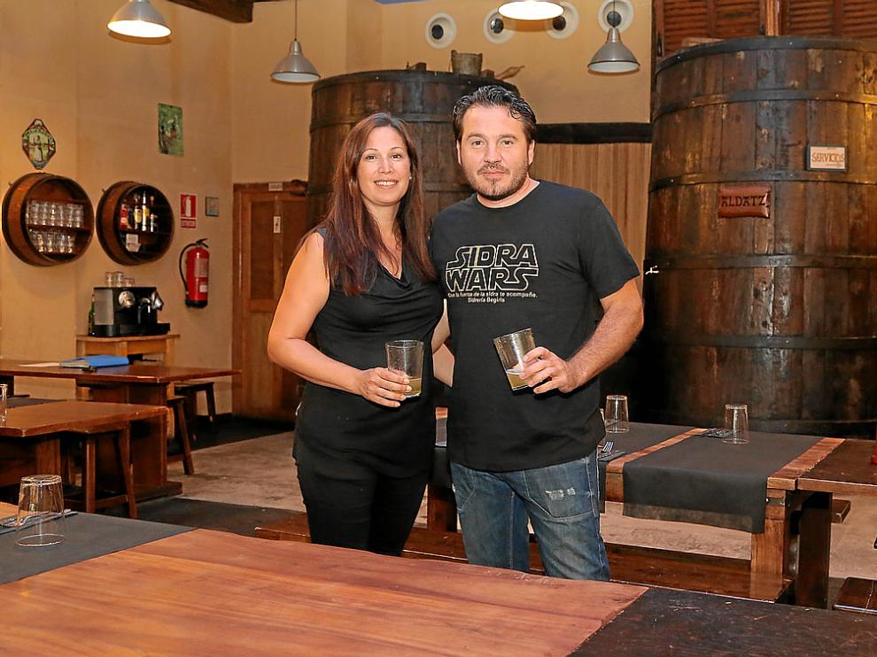 Eva Romanos y David Royo, en el comedor de la sidrería Begiris