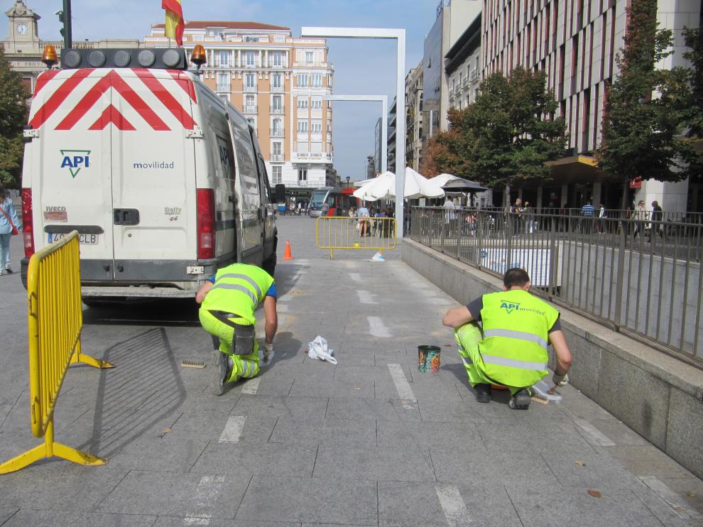 Inicio de los trabajos para borrar los carriles bici de las aceras de la plaza de España e Independencia