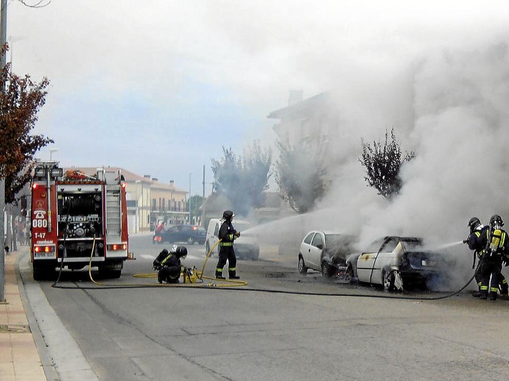 Los bomberos tardaron casi una hora en dar por extinguido el fuego.