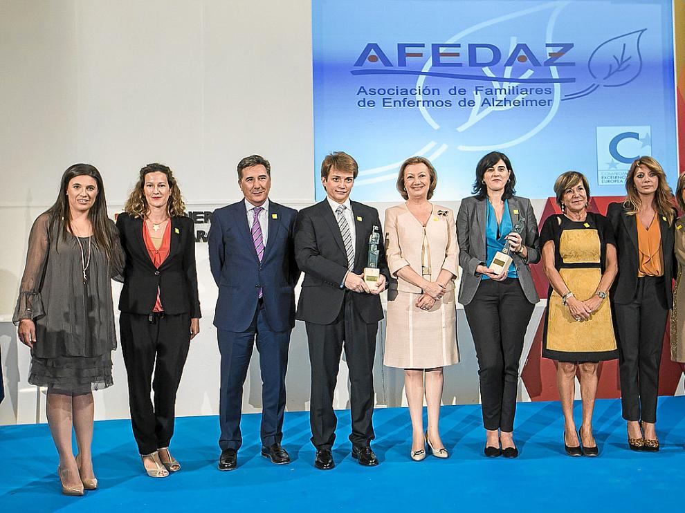 Representantes de AFEDAZ y los premiados, junto a Luisa Fernanda Rudi.