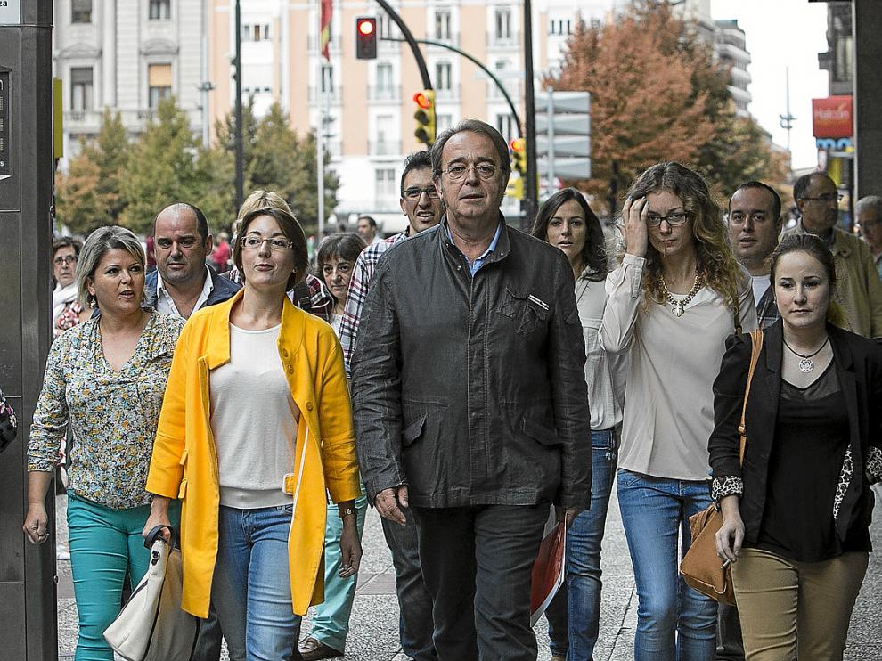 Carlos Pérez, ayer, junto a varios militantes del PSOE, cuando se dirigía a presentar su candidatura.