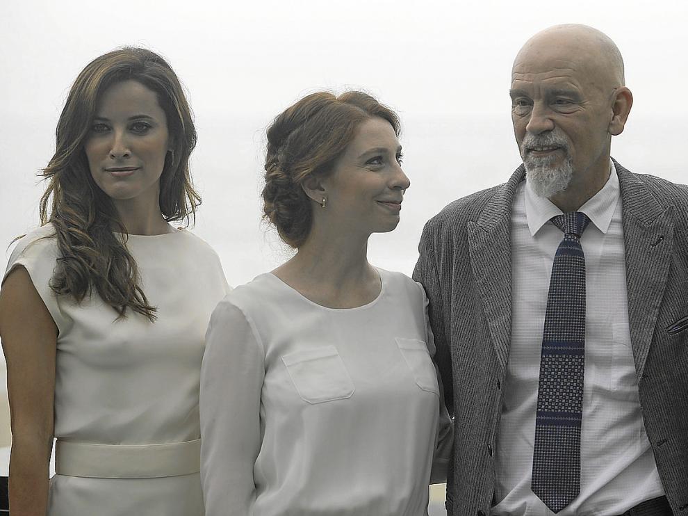 Algunas actrices de la película 'Casanova Variations', que protagoniza Malkovich, en la presentación ayer en San Sebastián.