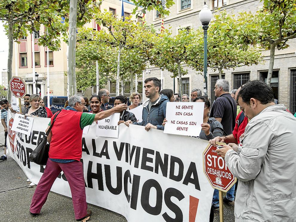 Stop Desahucios se concentró ayer ante el Pignatelli para pedir un cambio en la política de vivienda.