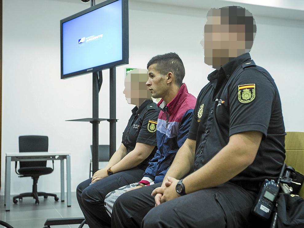 l acusado Mohamed El Ouabi, entre dos policías que lo custodiaron ayer en la Audiencia.