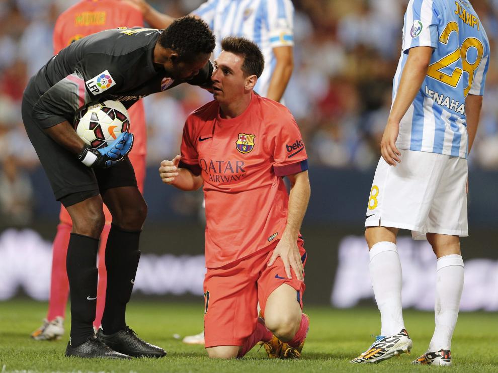 El árbitro habla con Messi en un momento del Málaga - Barcelona
