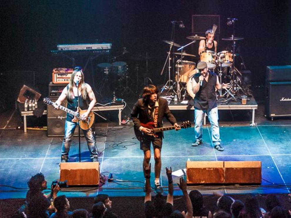 Black Ice, banda tributo a ACDC, en un concierto