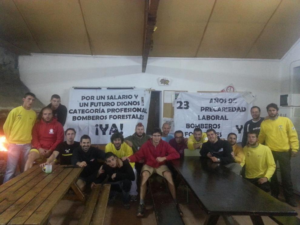 Los trabajadores de la Brif de Daroca llevan encerrados desde el lunes en su sede.
