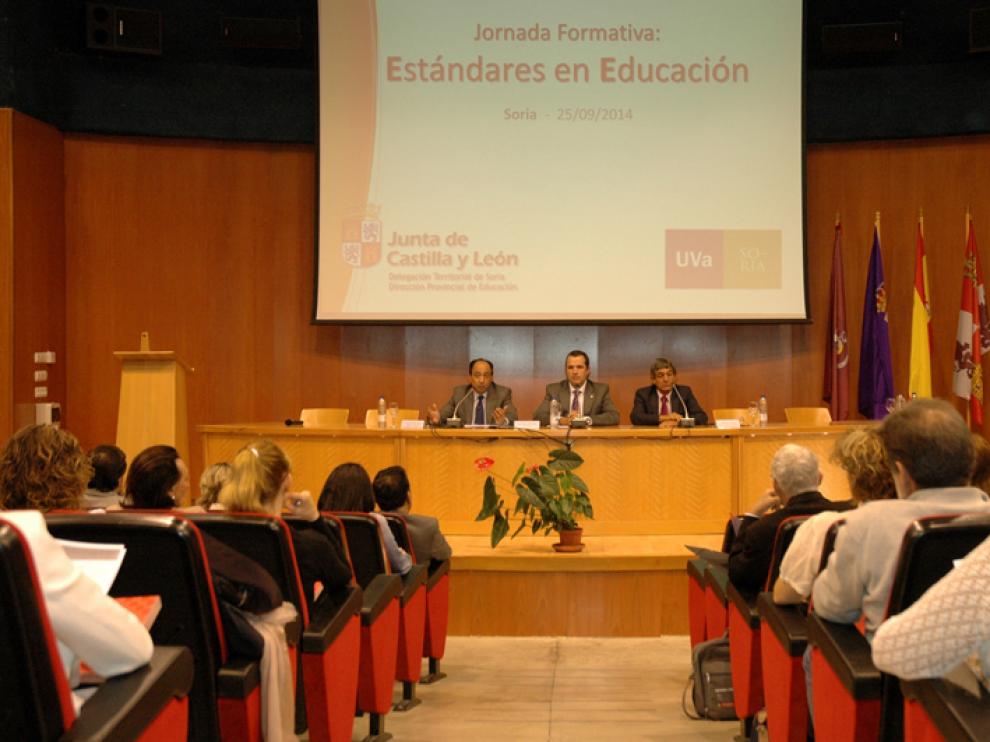 De izquierda a derecha, Manuel López Represa, delegado de la Junta en Soria, Luis Miguel Bonilla, vicerrector del Campus Duques de Soria y Avelino Sarasúa, subdirector de Ordenación Académica