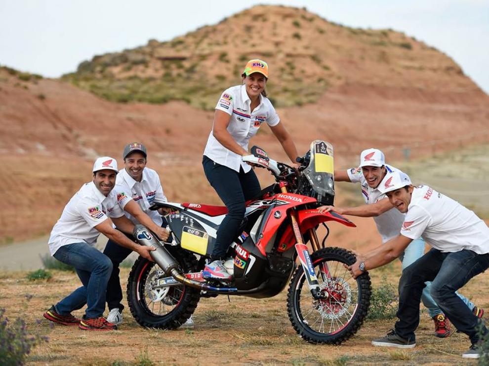 Laia Sanz posa junto a sus nuevos compañeros para el Dakar 2015