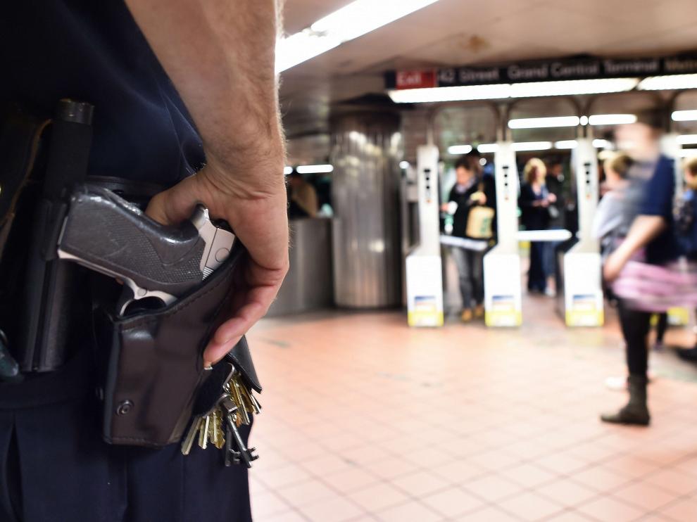 Un policía vigila en una estación de metro de Nueva York