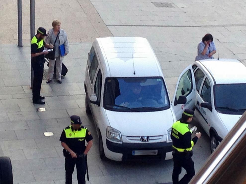 La Policía Local multando a coches oficiales en Zaragoza