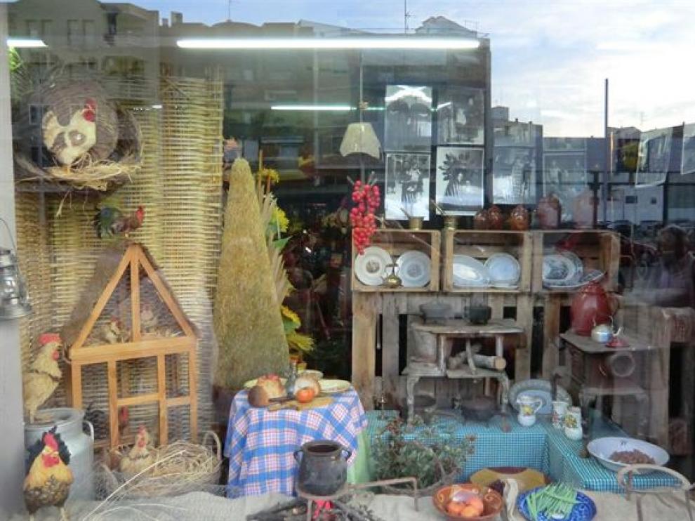 Diecisiete comercios participan en el Concurso de Escaparatismo Fiestas del Pilar