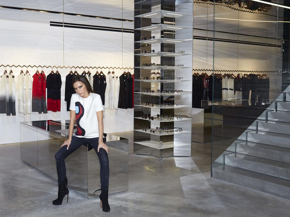 Victoria en su recién estrenada tienda de ropa
