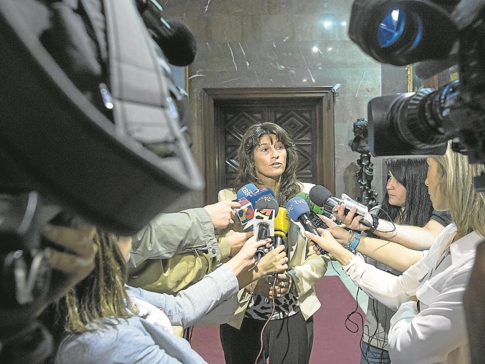 Carmen Dueso, ayer, atendiendo a los medios de comunicación en el Ayuntamiento.