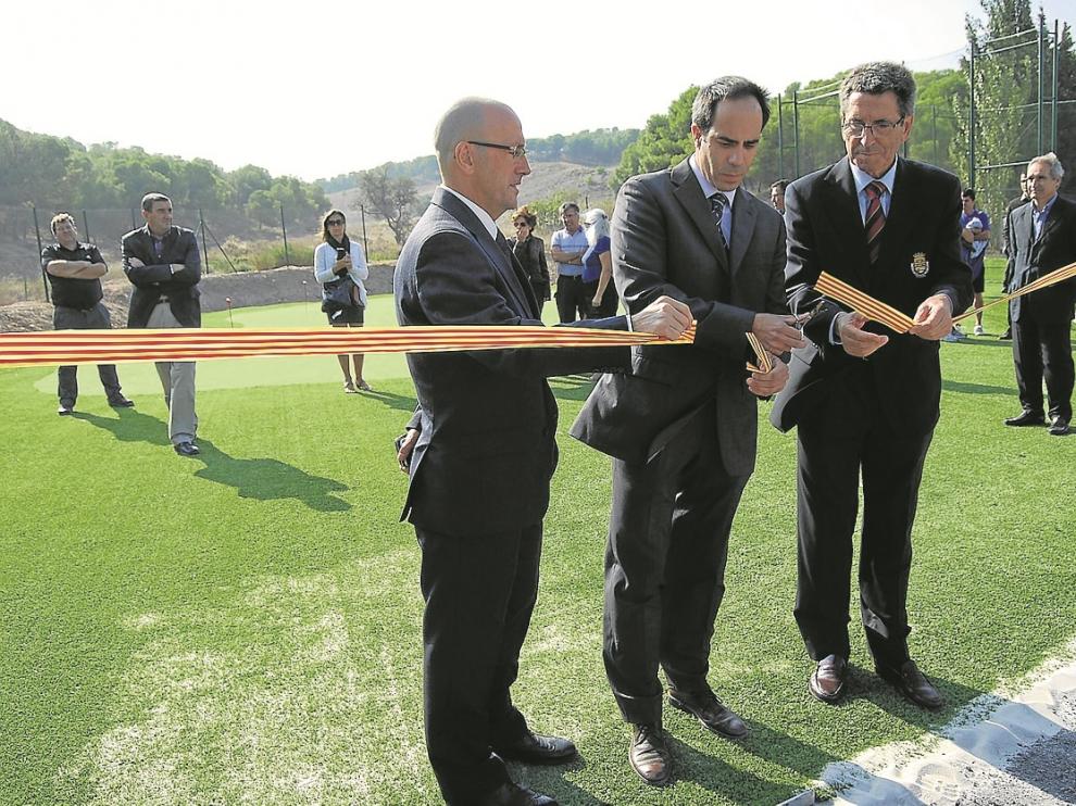 Félix Brocate (DGA), Mariano Zapater (Liceo Europa) y Francisco Lafita (FAG) inauguran el campo.