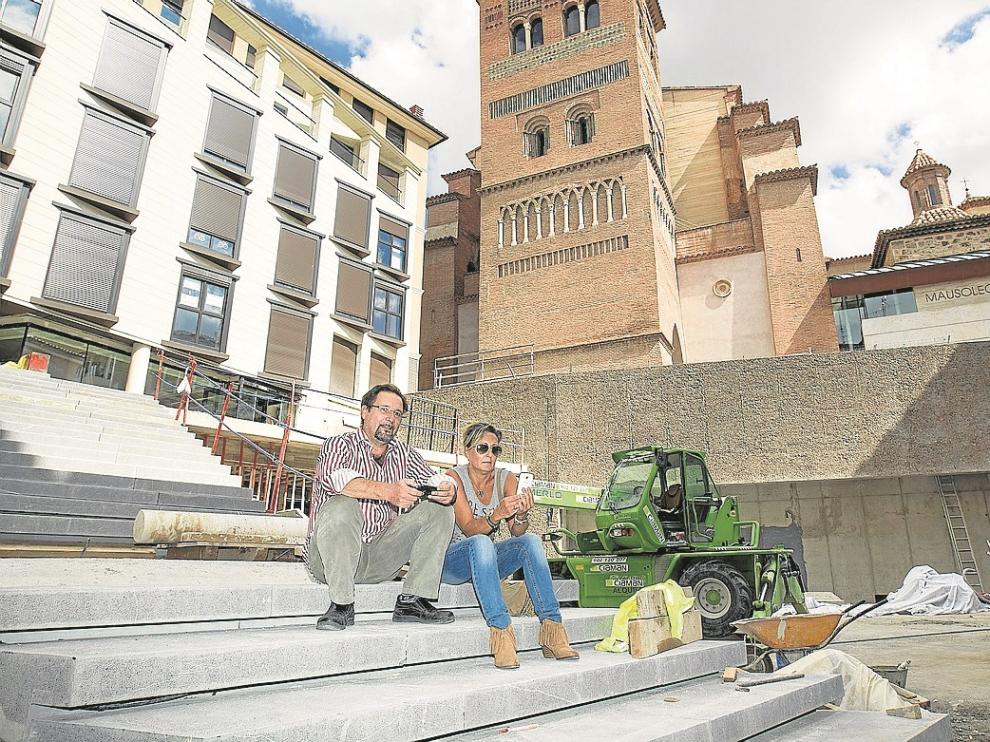 Antón Zarauz y Gloria Jiménez, creadores de la página, en la plaza Amantes, que está en obras.