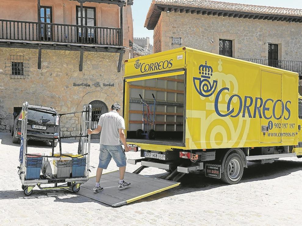 En algunas oficinas, como la de Albarracín -en la foto- el servicio al público se ha reducido drásticamente. Tan solo está abierta 3 horas al día.
