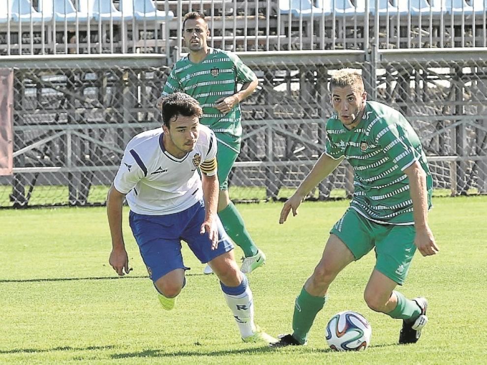 Diego Suárez intenta frenar a un rival del Cornellá.