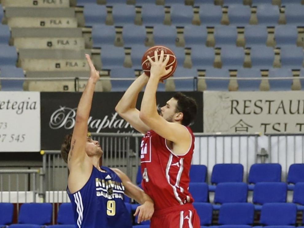 Goulding lanza de triple ante la oposición de Vyaltsev.