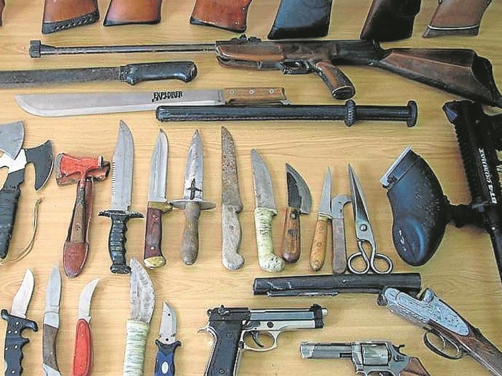 Armas. Munición, pistolas, escopetas, un revólver, cuchillos, tres hachas, dos machetes, tres navajas y una pistola láser.