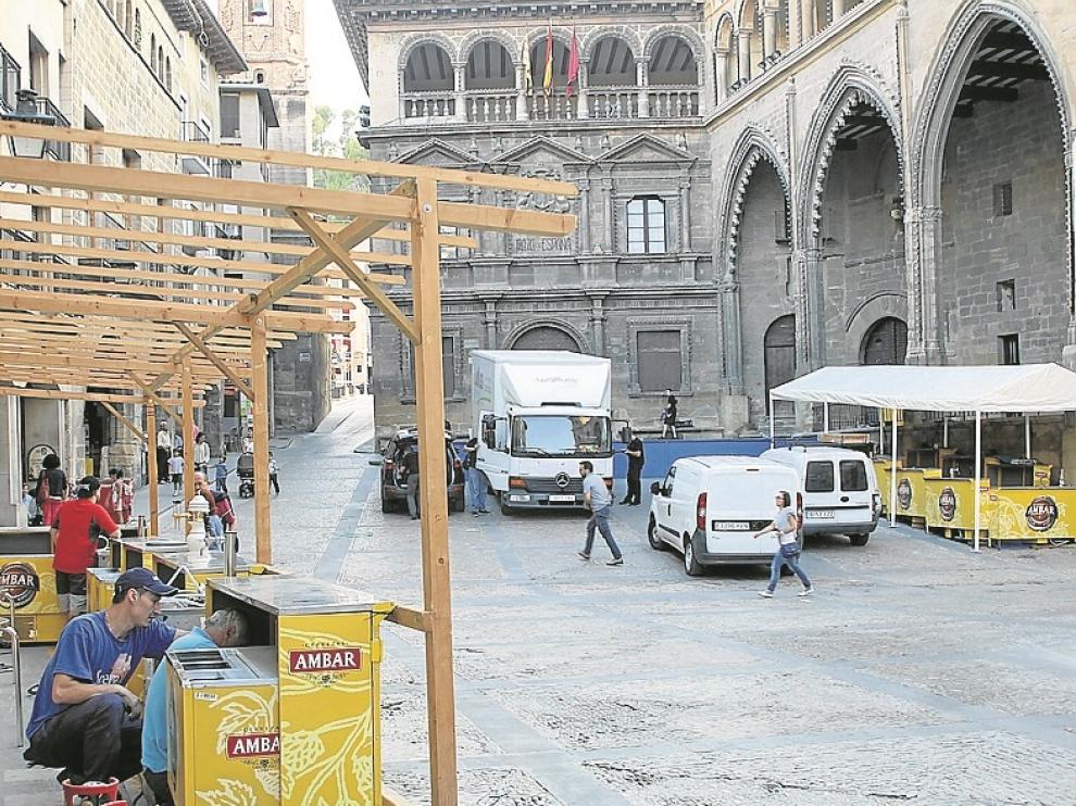 Los establecimientos montaban ayer barras en la plaza España.