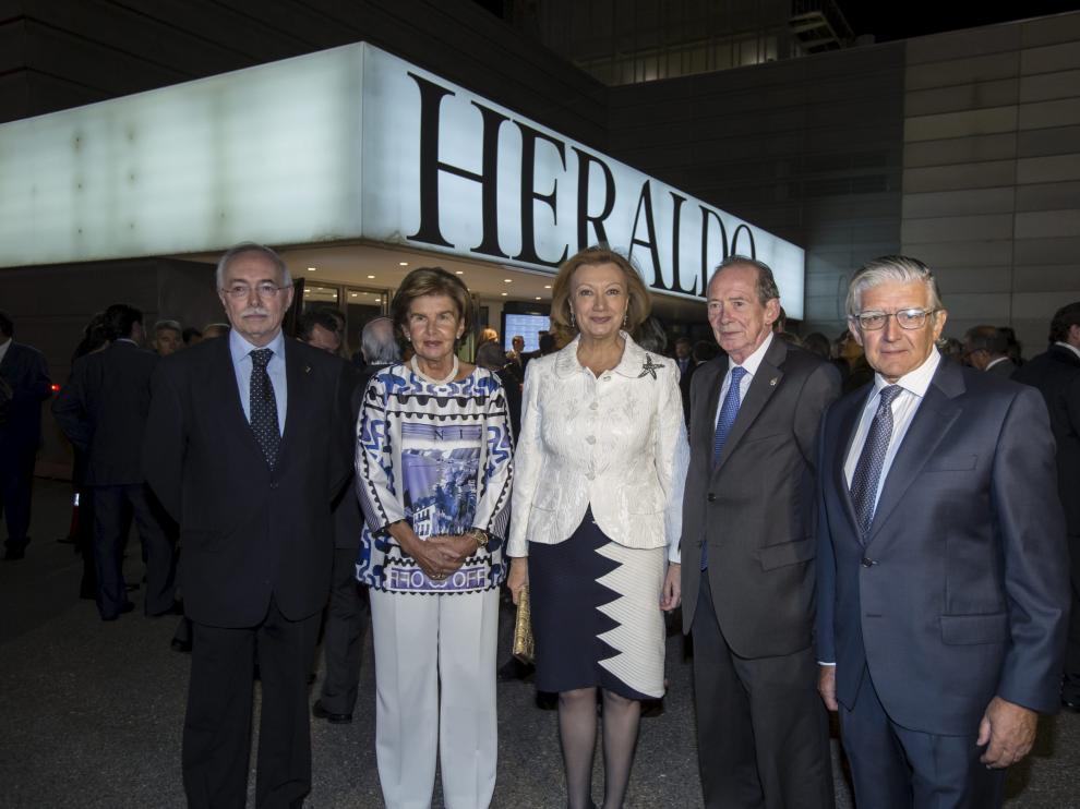 Guillermo Fatás, Pilar de Yarza, Luisa Fernanda Rudi, José Manuel Blecua y Fernando de Yarza, momentos antes de iniciarse la gala en la planta de impresión de HERALDO