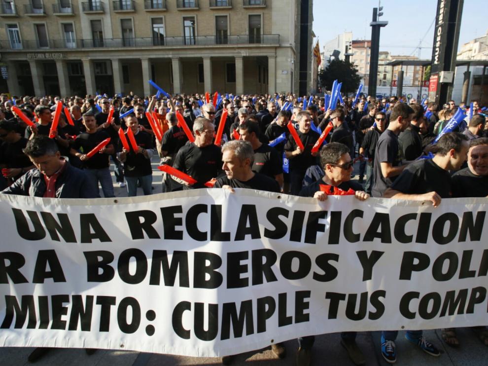 Policías y bomberos se concentran en la plaza del Pilar para exigir su recalificación