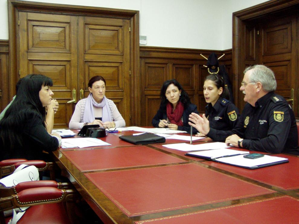Acompañada por la jefa de la Unidad de Violencia de Género de la subdelegación, Noelia Martínez, la subdelegada se ha reunido con los responsables de la Guardia Civil y de la Comisaría del CNP