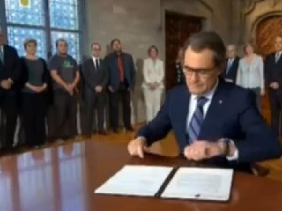Artur Mas firma el decreto de consulta