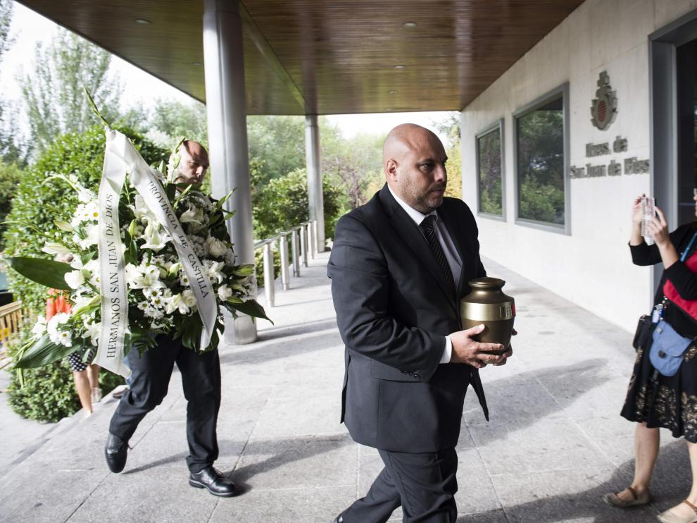 Las cenizas de García Viejo son llevadas a su funeral, en Madrid