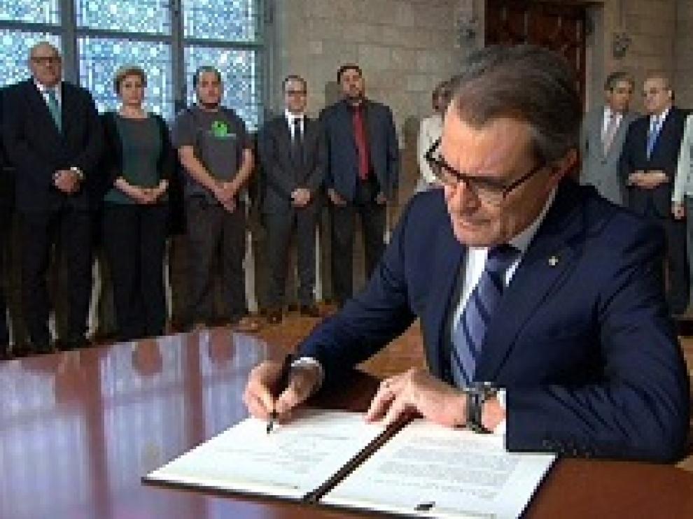 Firma del decreto de Consulta por Artur Mas