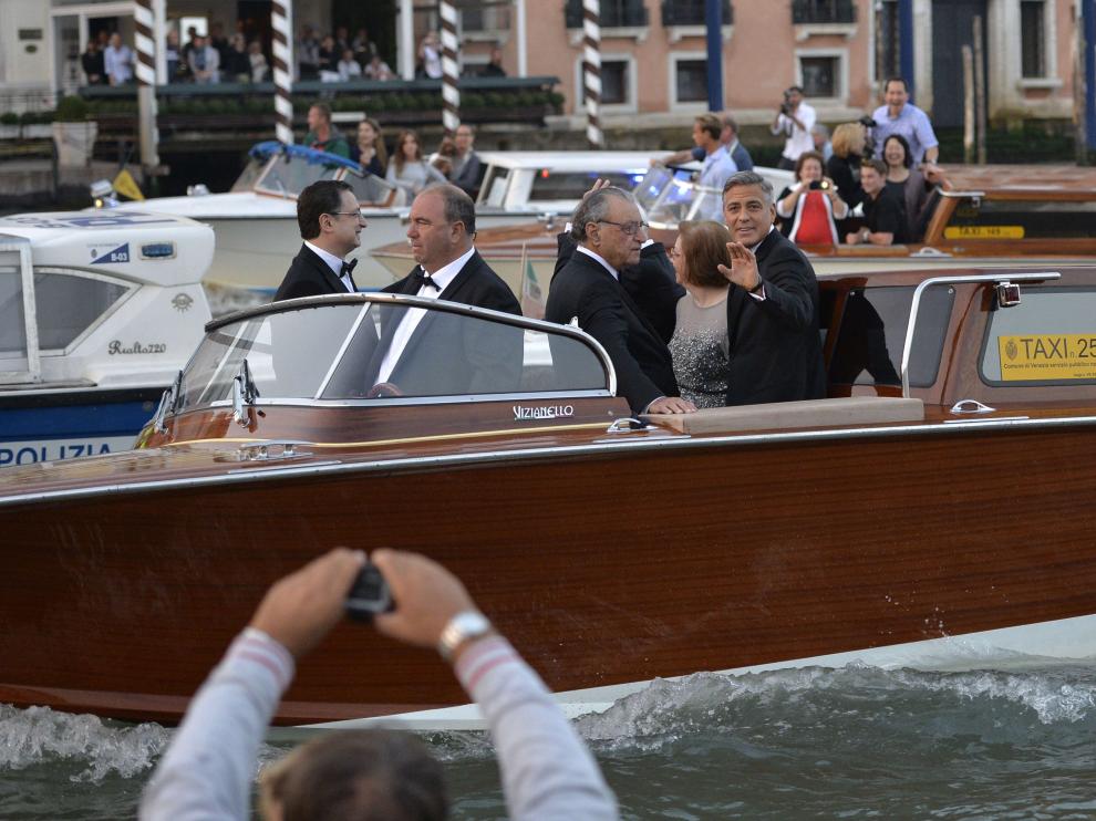 Clooney llegó en taxi a la fiesta tras su boda