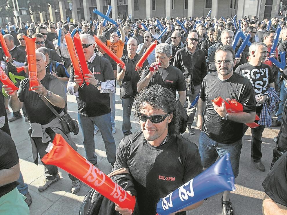 Alrededor de 300 policías locales y bomberos se concentraron ayer en la plaza del Pilar.