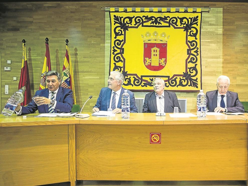 Los consejeros de Sanidad, Interior y Medio Ambiente se reunieron ayer con representantes de los 23 municipios que utilizan agua del río Gállego para darles cuenta de la situación.