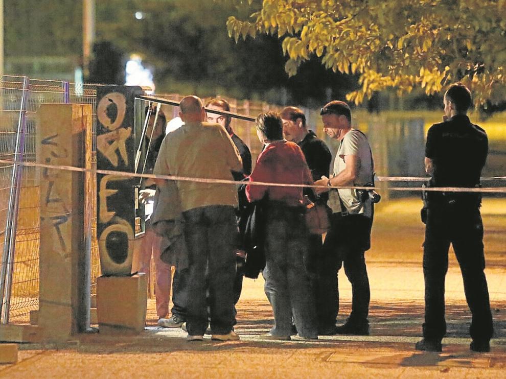 Los técnicos inspeccionaban anoche el transformador averiado junto a las pistas del CAD.