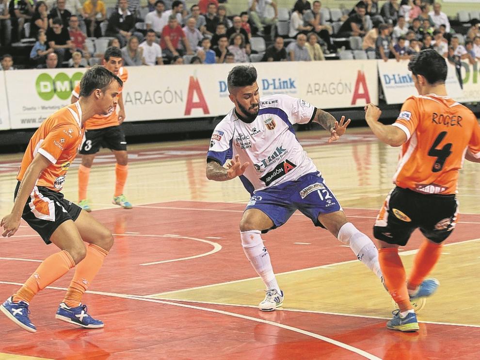 Caio Alves intenta arrebatarle el balón a Roger durante el partido de ayer.