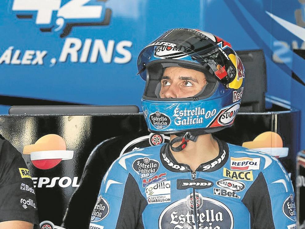Álex Rins preparando los entrenamientos de ayer.